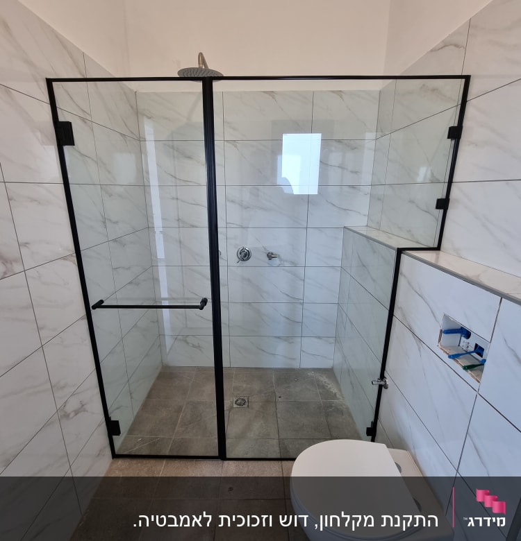 מקלחון זכוכית עם ראש מקלחת מרובע